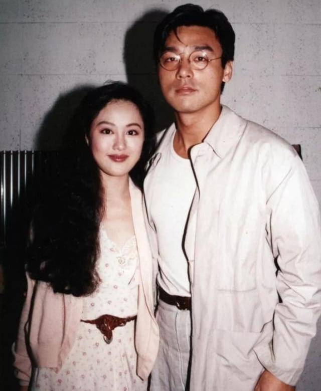 他是一代歌坛巨星,被妻子败光家产破产,现67岁活成40岁模样_钟镇涛