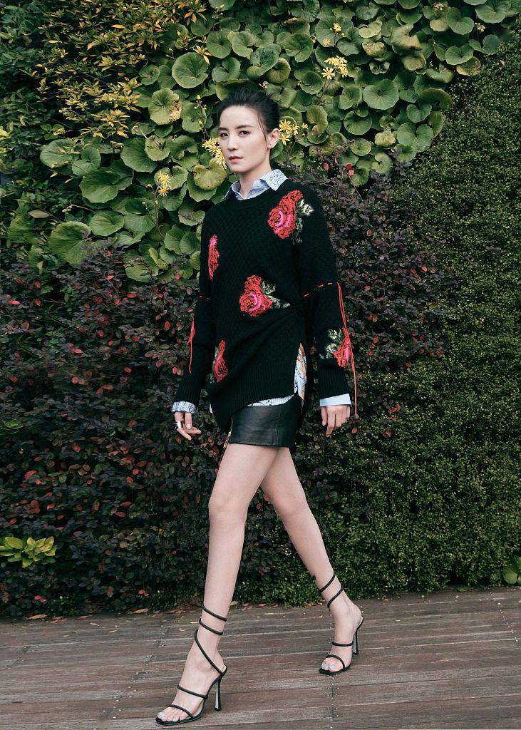 宋佳最新写真上演眼神杀花朵印花衫配短裙趣味盎然