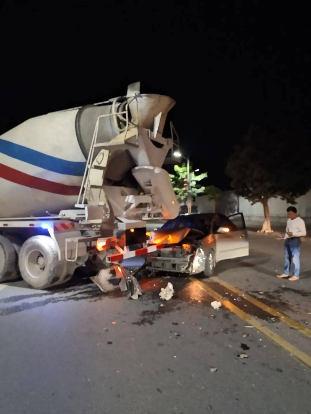 路发生一起2车相撞交通事故,事故中小车车头严重撞损;田螺车没大碍