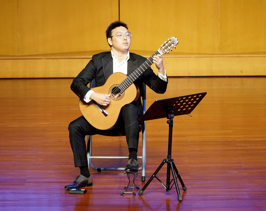 本场演出者是中央音乐学院管弦系古典吉他讲师许拓.