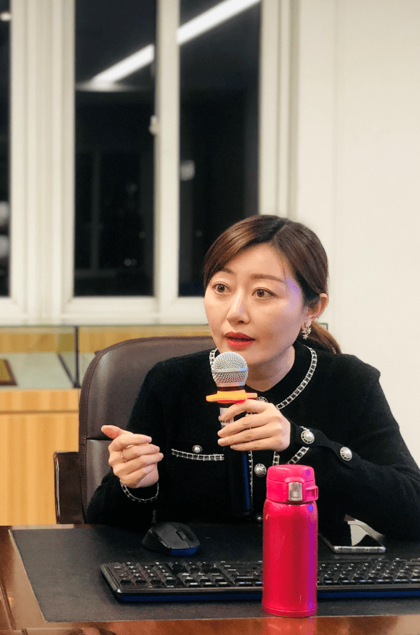 何明涛老师点评班会课设计龙玉新老师提出改建建议现场点评游佳,唐朝