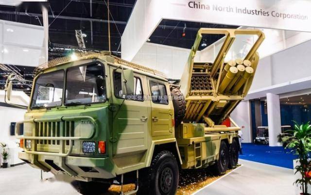 国产钢雨,一次齐射40发,我国11式火箭炮火力强劲