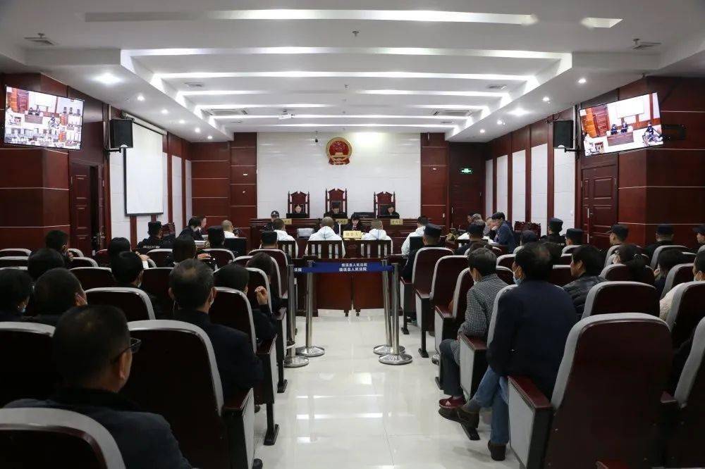 绩溪开审一恶势力"套路贷"集团犯罪案;办公场所在黄山市区,采取殴打