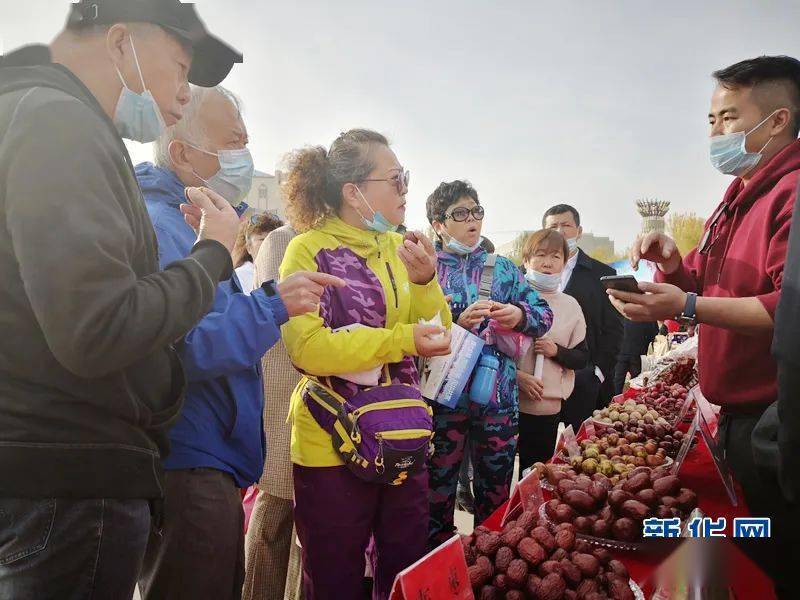 游客正在品尝当地红枣且末县委书记徐凯表示,且末县始终坚持产业脱贫