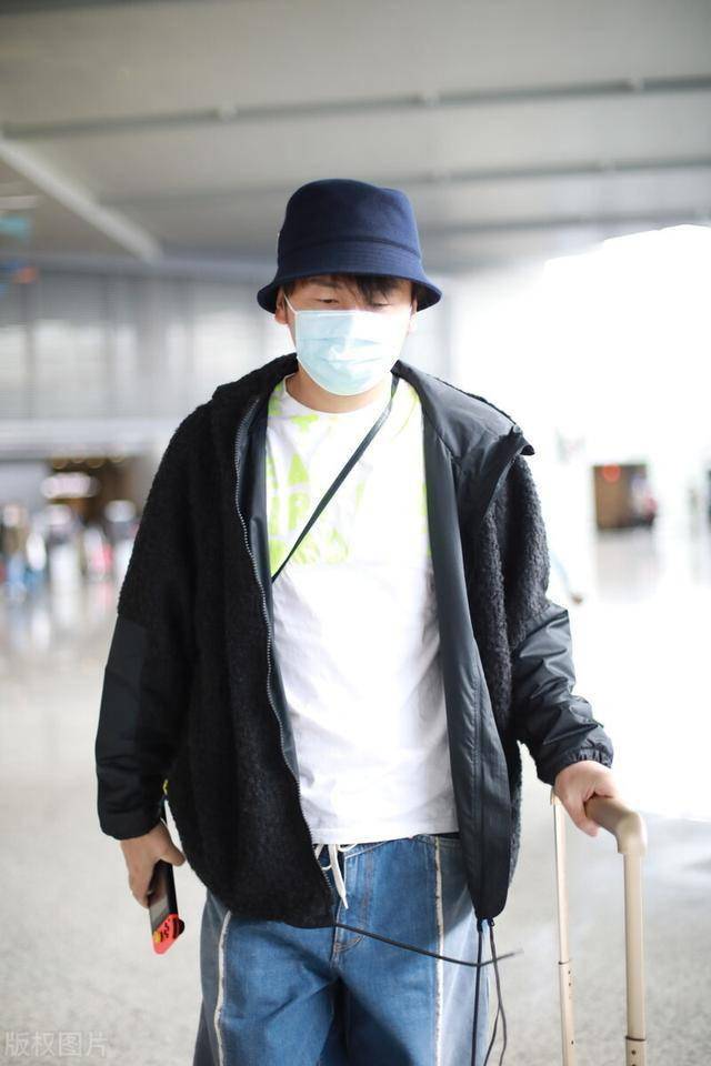 这位大叔穿得很有型雷佳音现身机场渔夫帽lv行李箱超时髦