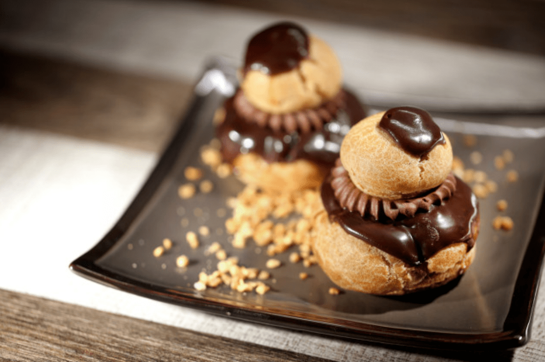 "courtesan au chocolat"(巧克力花魁),就是根据修女泡芙的灵感制作的