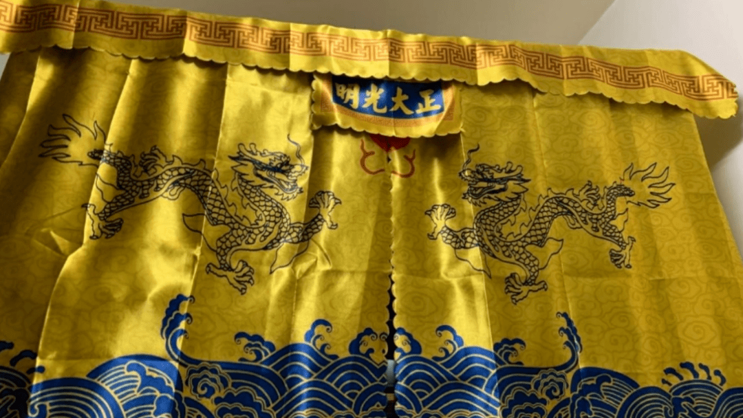 67男生买金銮殿床围被同学围观宿舍成网红打卡地