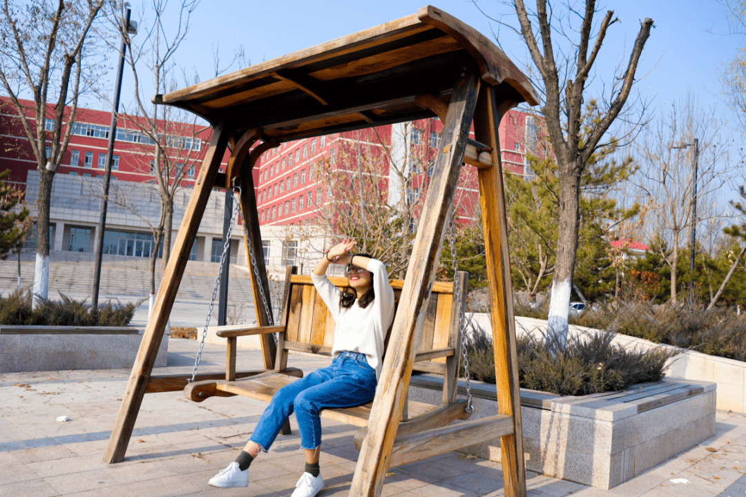 玉骨冰肌天所赋坐在秋千上将我们一下子拉回了小时候秋千上的斑驳色彩