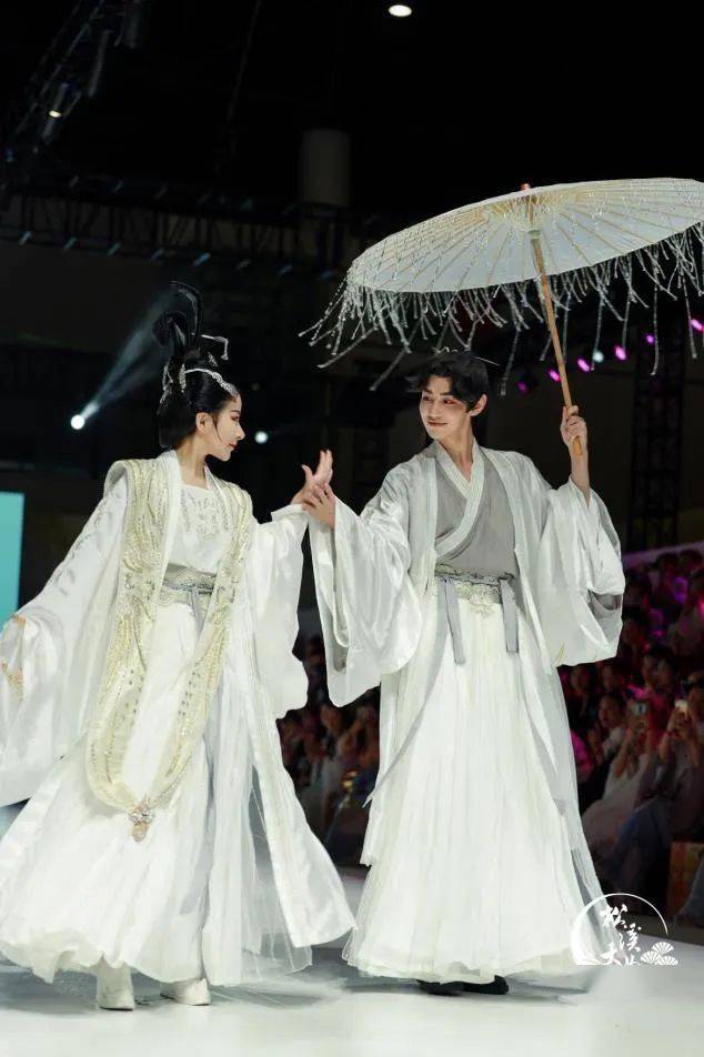 太惊艳了一场走秀乌龙让我们感受汉服之美网友披着床单的人长大了