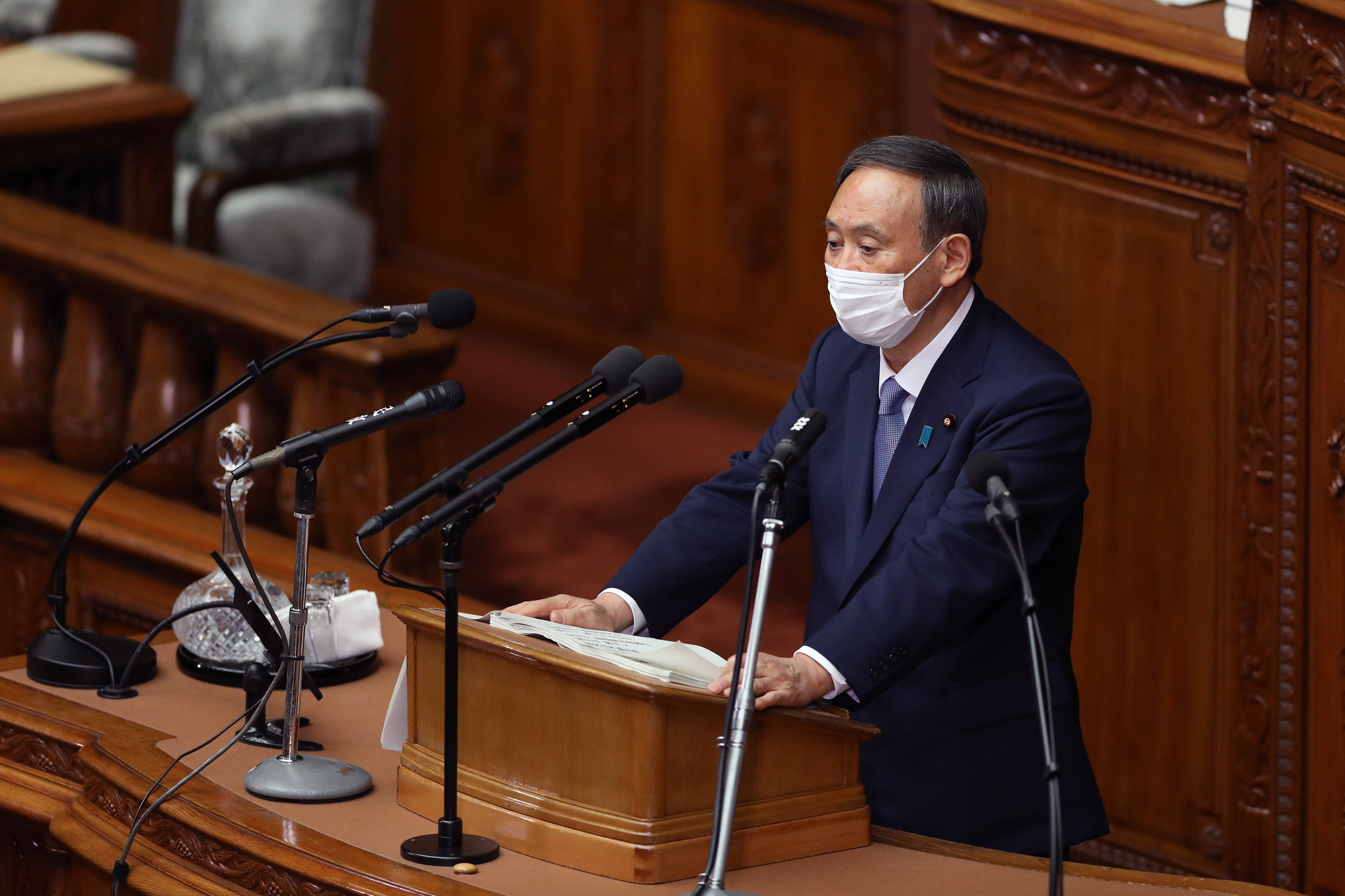 日本首相菅义伟当选后首次发表施政演说