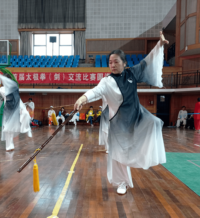 拳(剑)交流比赛由扬州市体育局,市老龄工作委员会办公室和市老龄协会