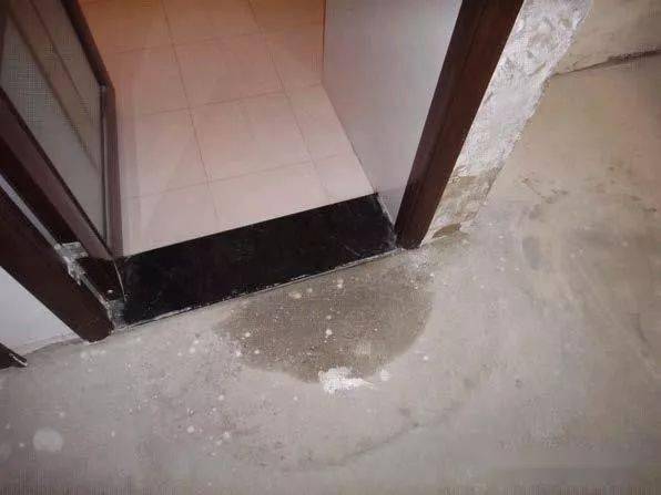 4穿楼板烟风道根部措施厨房排烟风道根部,与楼面交接处凿毛并清理干净