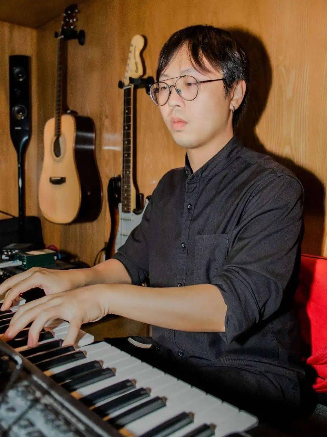 虾米原创歌曲大赛全国十强伴奏键盘手俊杰(吉他&合声)乐观开朗的抑郁