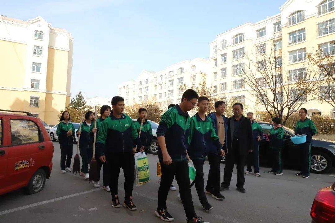 动态准旗一中开展重阳节敬老慰问活动