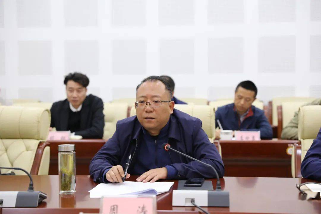 市委书记周涛,布拖县委副书记,县长罗古阿吉出席会议.