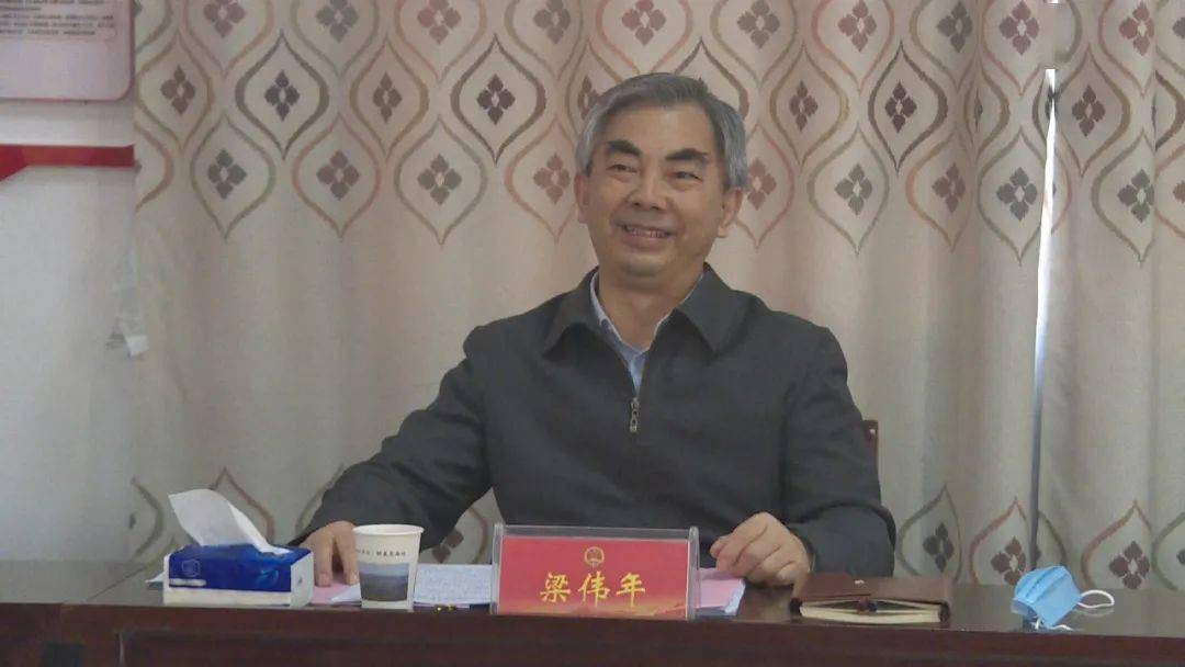 梁伟年参加"聚力双胜利,代表在行动"代表小组活动,倾听基层人大代表的