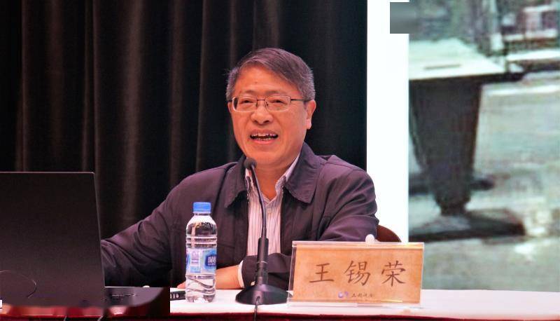 冷对千夫指,俯首甘为孺子牛",孔乙己,祥林嫂,闰土……鲁迅是以笔为刀