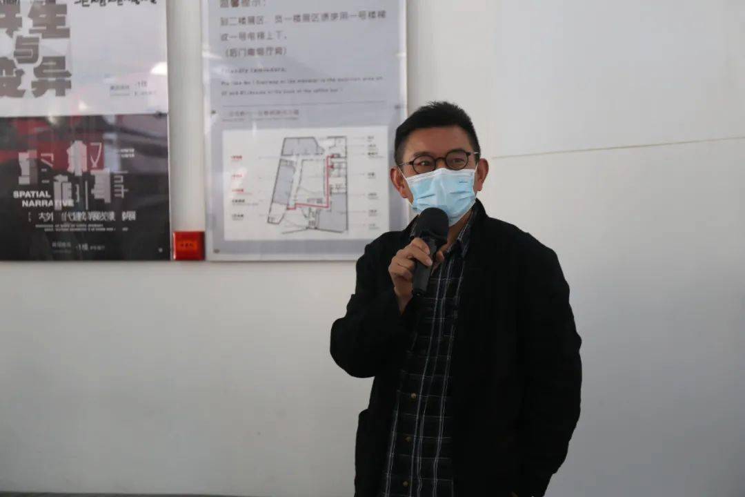 馆在建立初期将自身放在国内的背景下,先后举办了徐冰,谷文达,黄广义