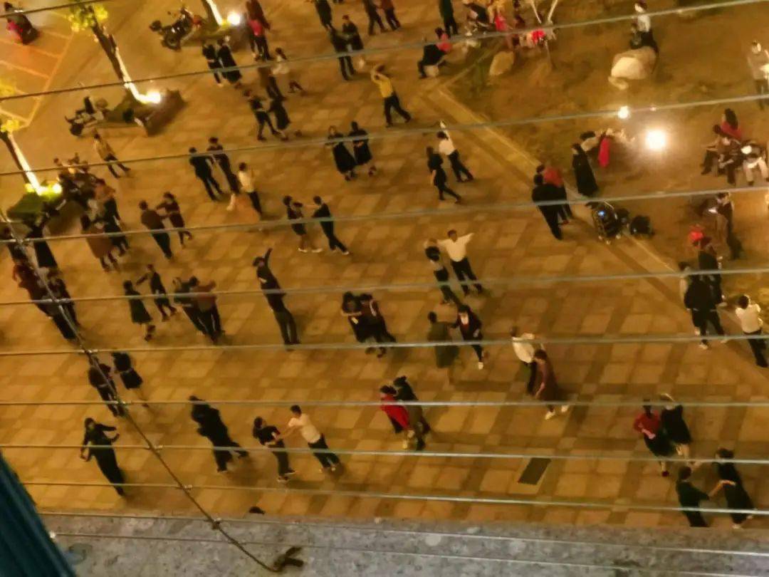 回音壁大田龙腾广场大妈们跳广场舞和交际舞