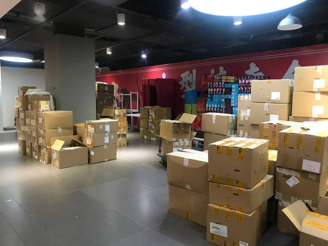 隆华商场多家品牌服装撤店记者核实