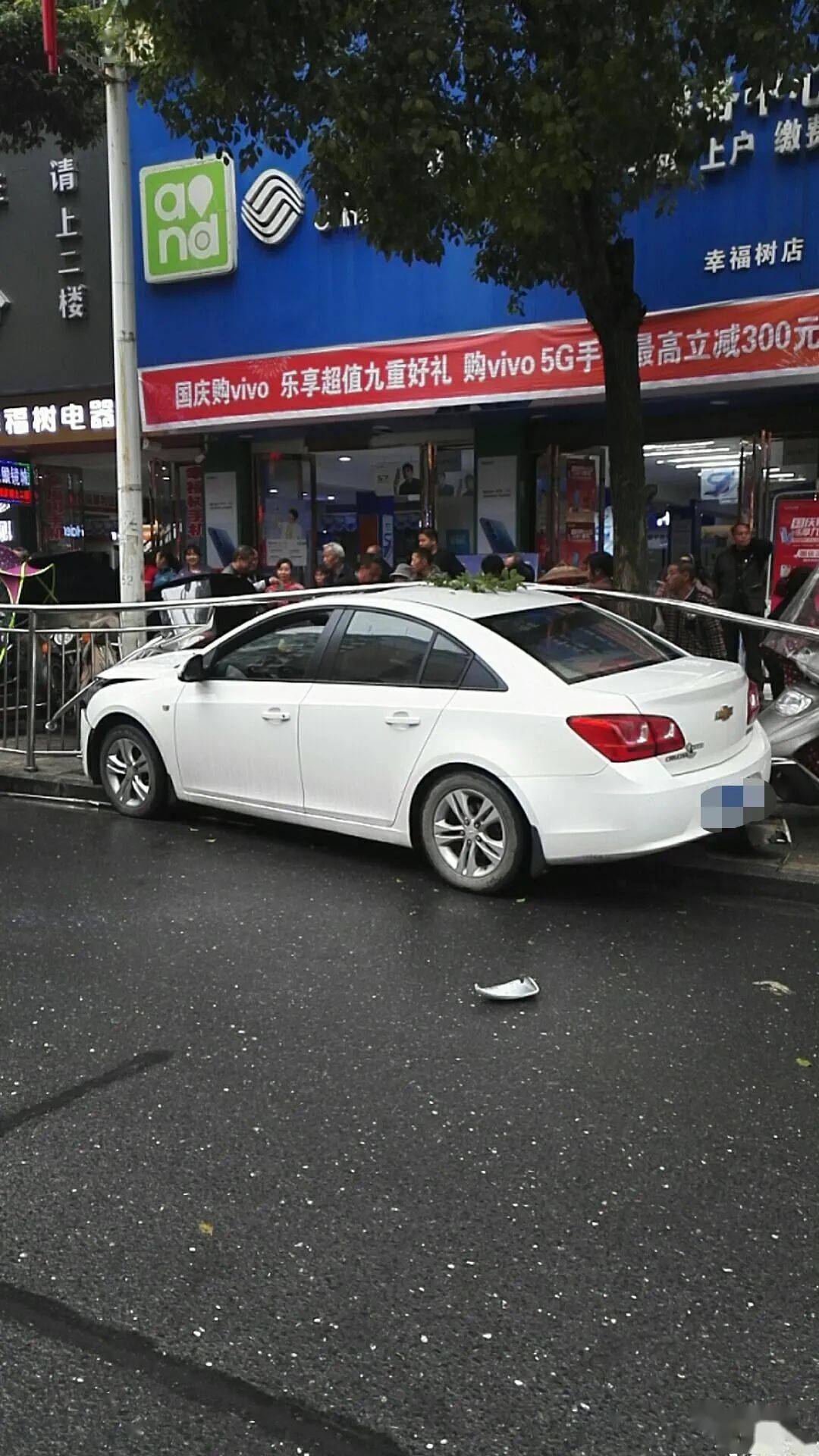 今天,武冈街头一小车出了这样的事故,吓坏路人!