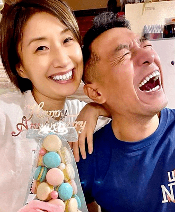 相恋25年仍不想生娃姜皓文庆结婚21周年51岁妻子美丽气质特棒