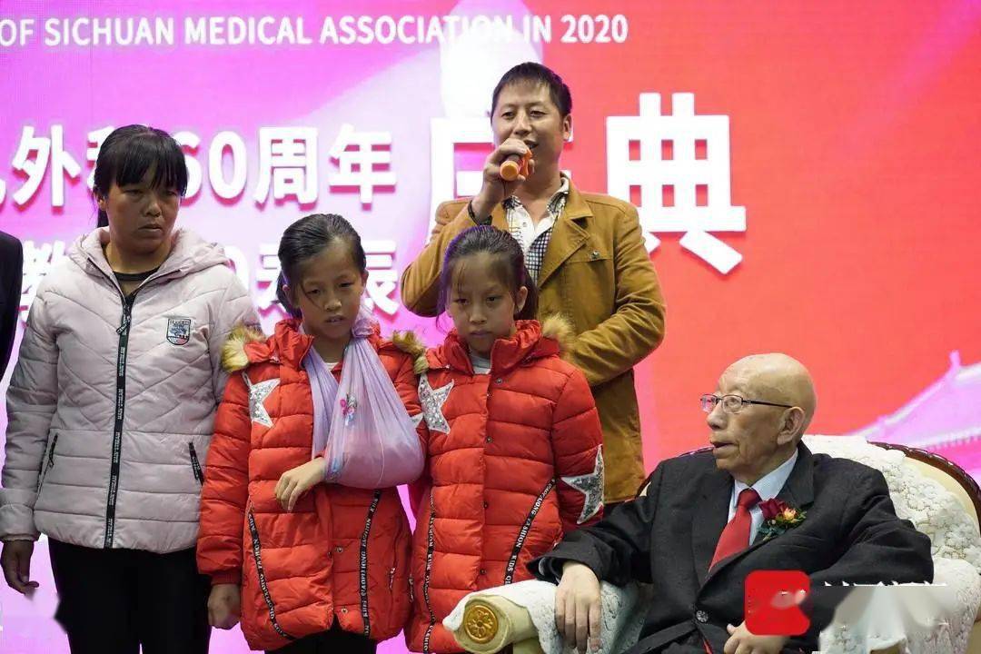 连体女婴10年前在华西医院"分身",长大后重见救命恩人_西西