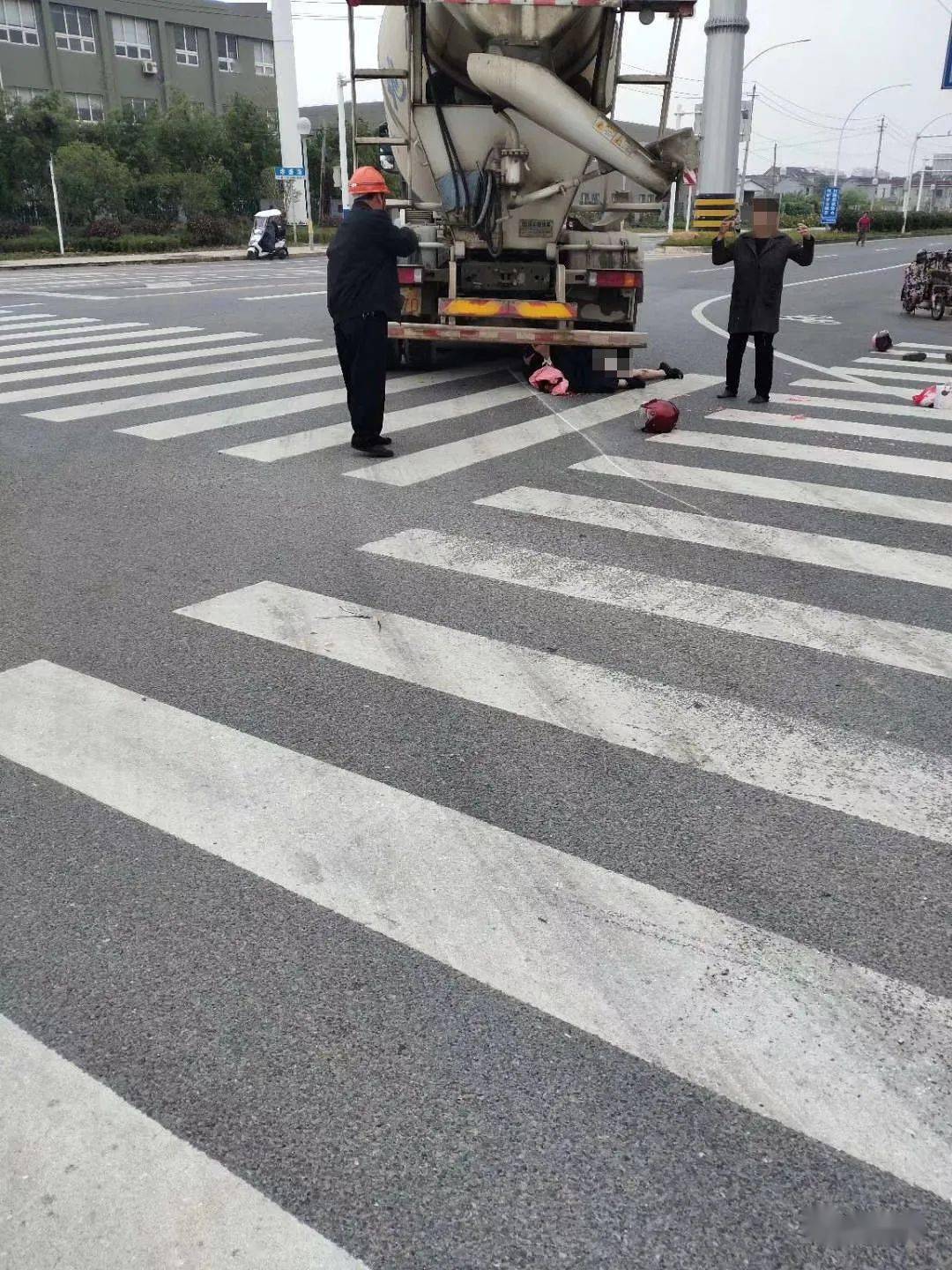 扬中大道一混凝土搅拌车与电动车相撞,致一名幼儿当场身亡_车祸