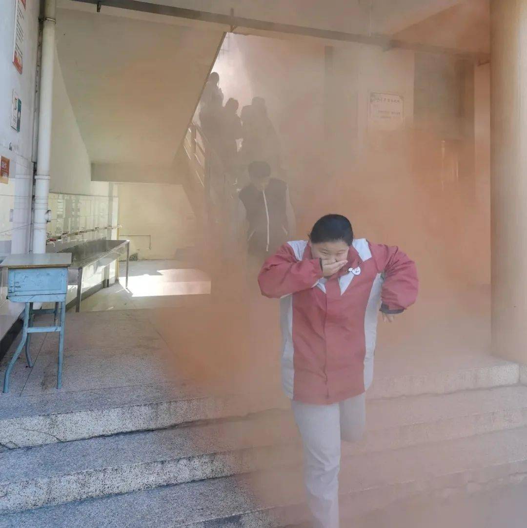 平二职师生安全大疏散消防安全演练进校园