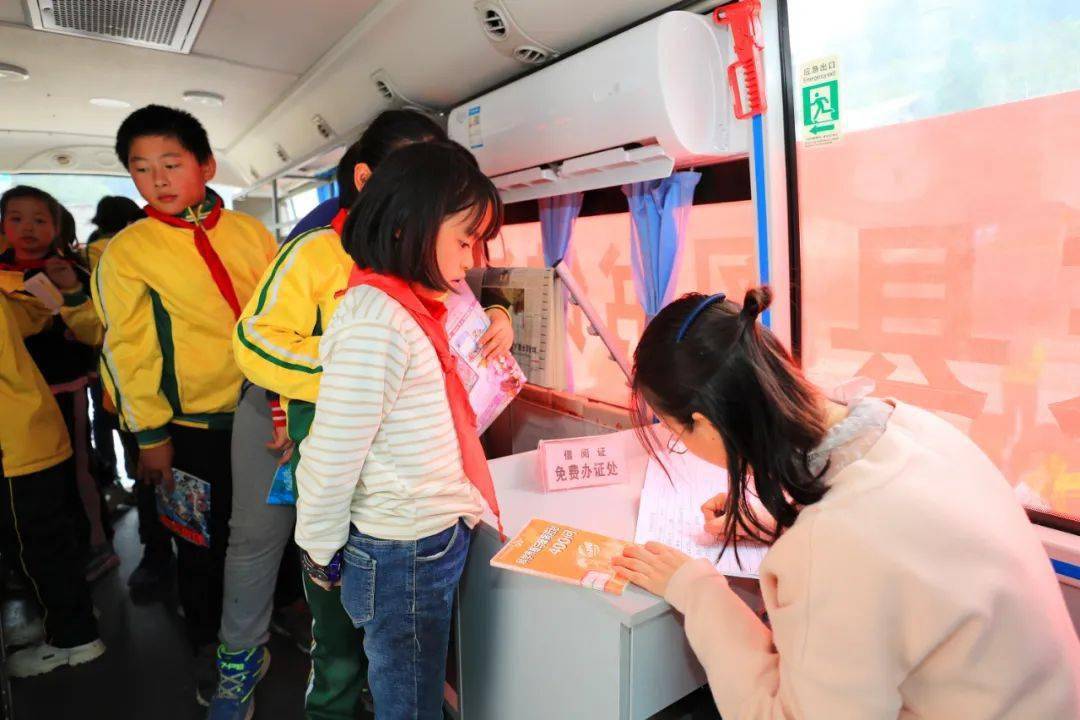 阅读为全校学生送去了精神文化食粮余庆县图书馆流动图书车开进中关