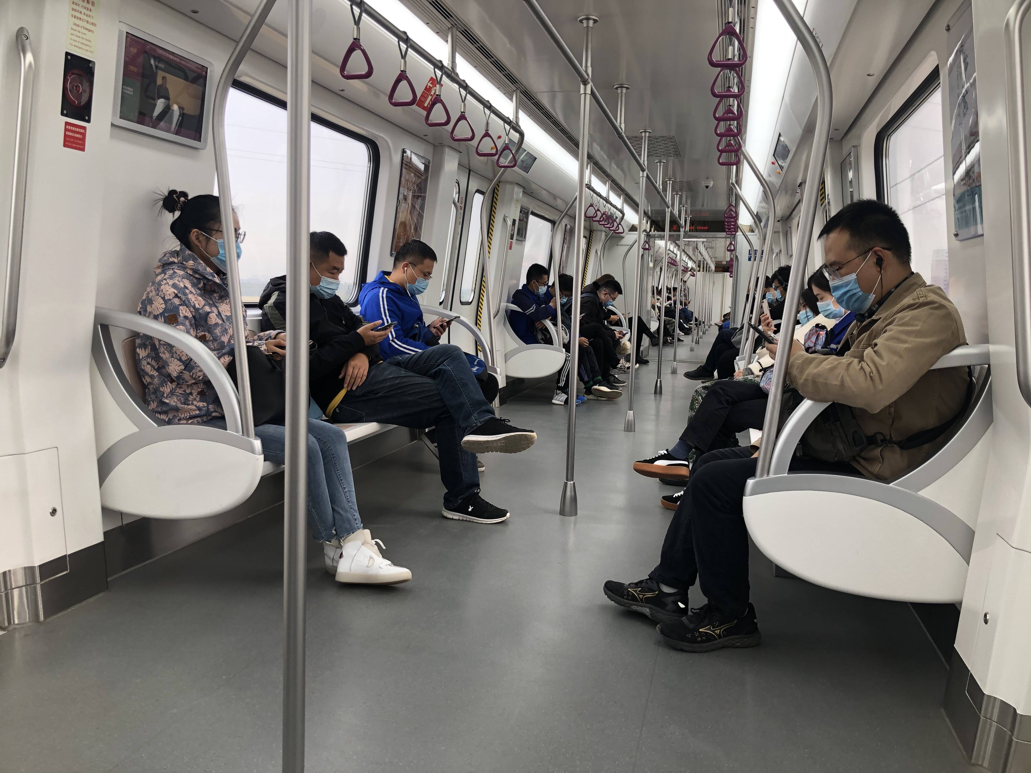 车厢乘客个位数 自助售票机只开放一个_地铁