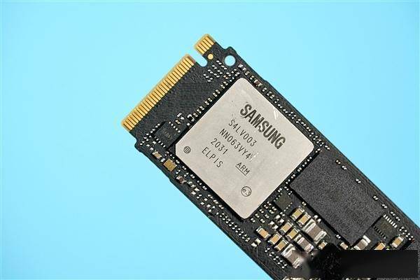 这次980 pro不再使用mlc,而是tlc,1tb版寿命为600tbw,比上一代970 pro