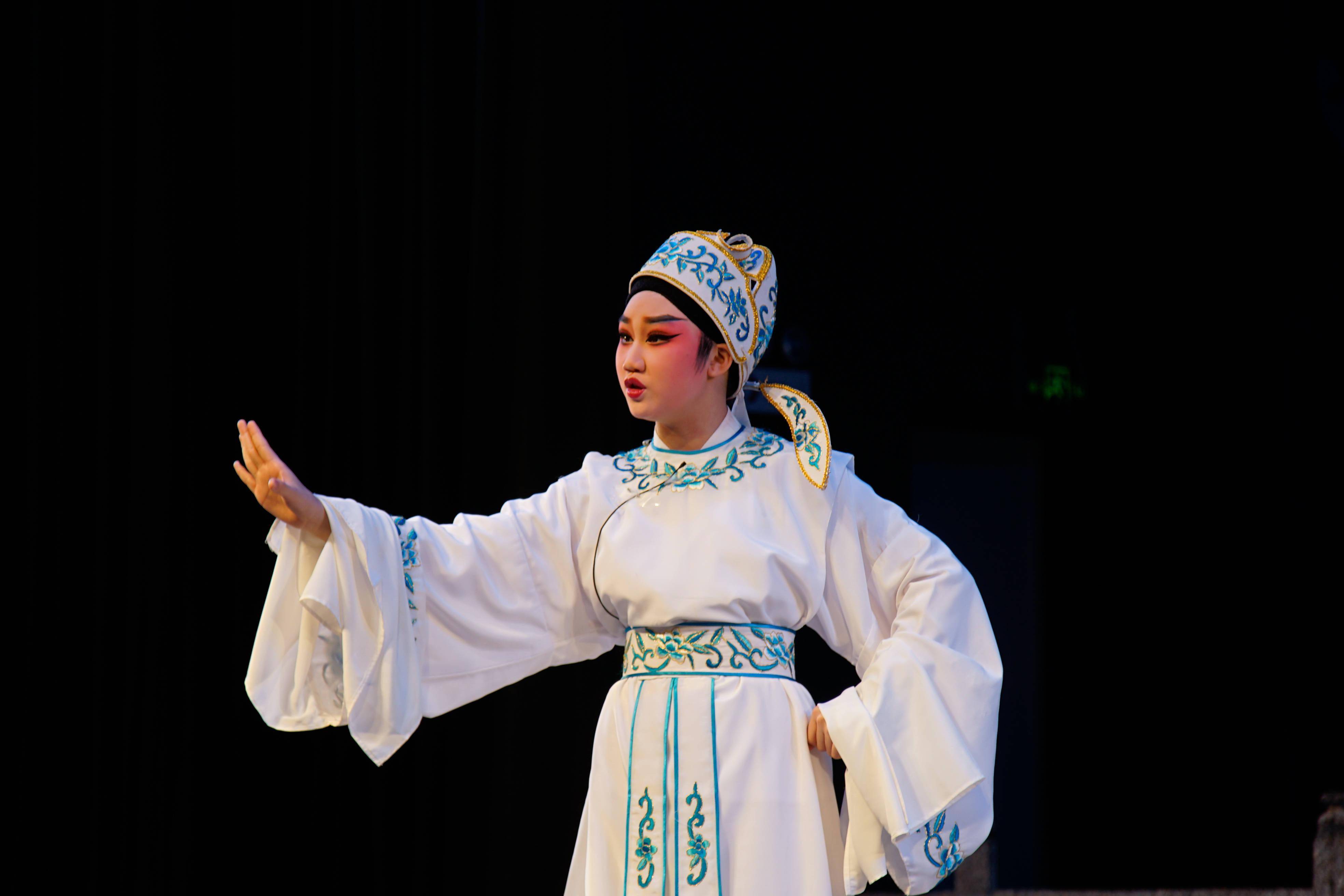 粤剧小梅花惊艳献技荔湾青少年粤剧粤曲比赛小红豆熠熠生辉