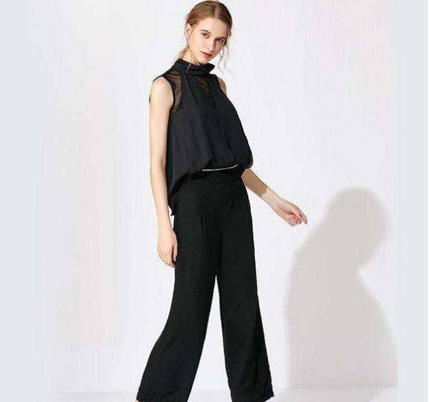 蒋欣造型崩了无腰身的水桶裙都敢穿身材看起来像肿了一圈