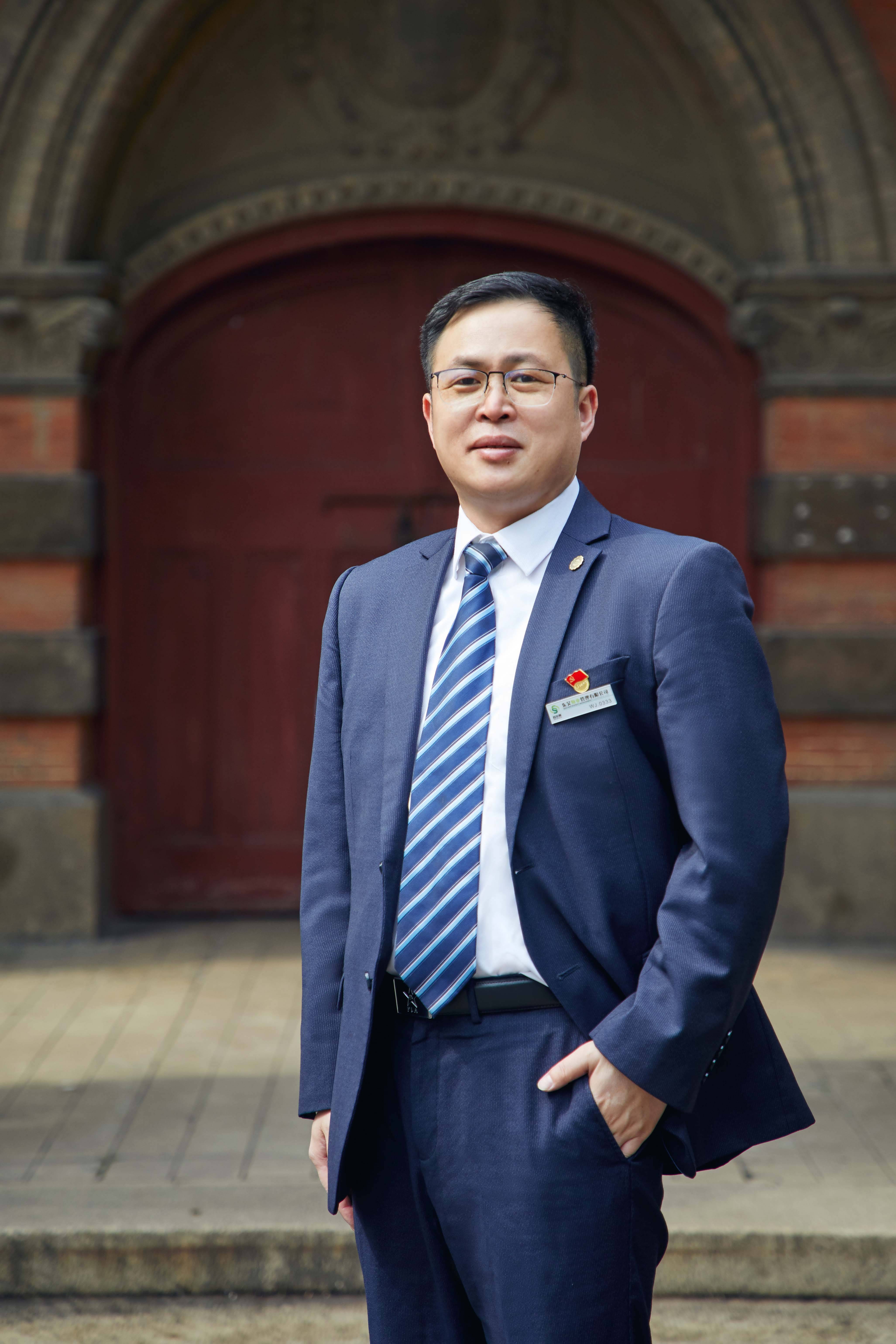 2004年参加工作,从物业项目基层管理岗位做起,先后担任项目经理,职能