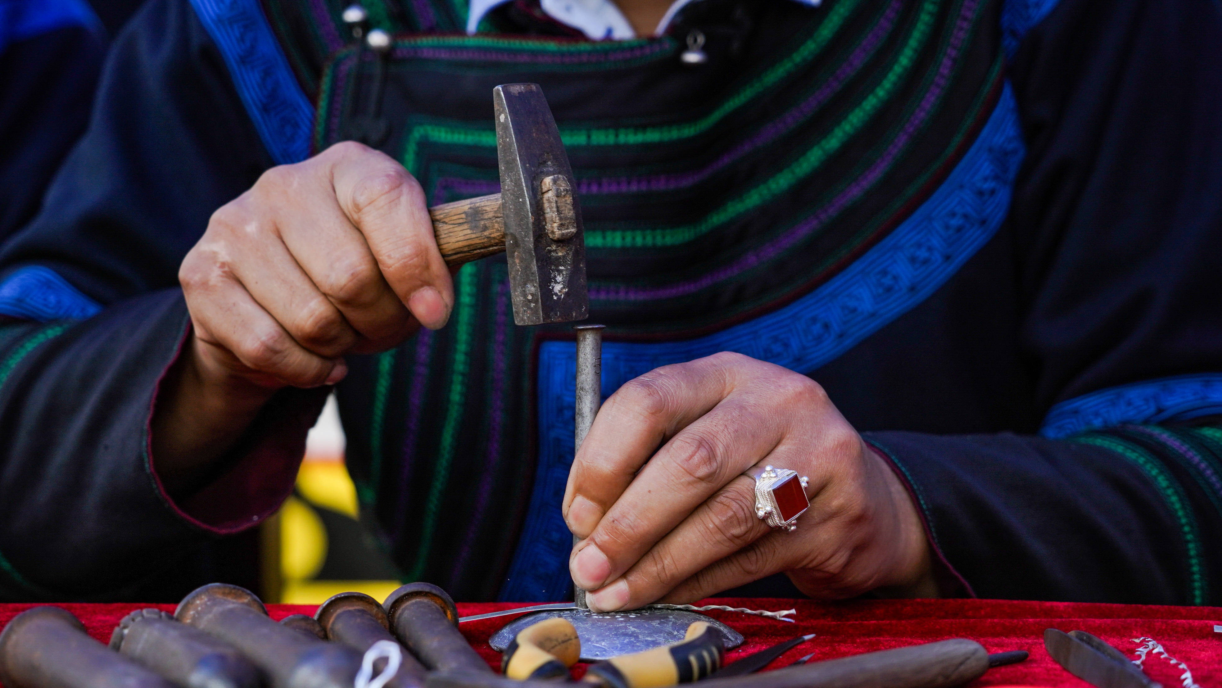 瓦曲银饰回响大凉山-搜狐大视野-搜狐新闻