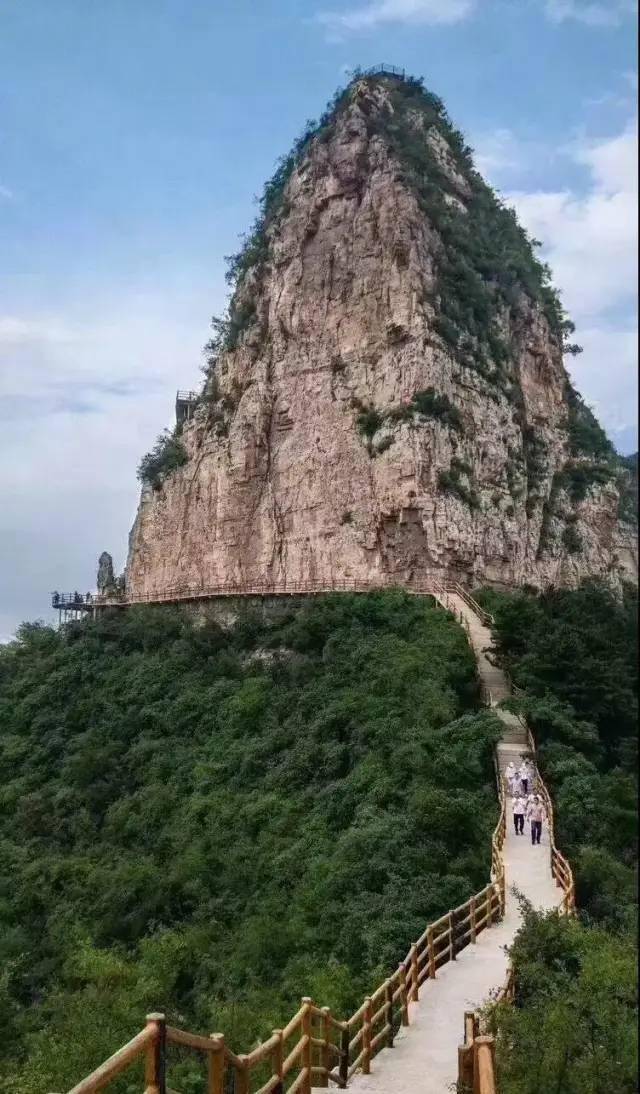 秋天红叶太行五指山又名五行山,位于太行山东麓,太行五指山主峰海拔