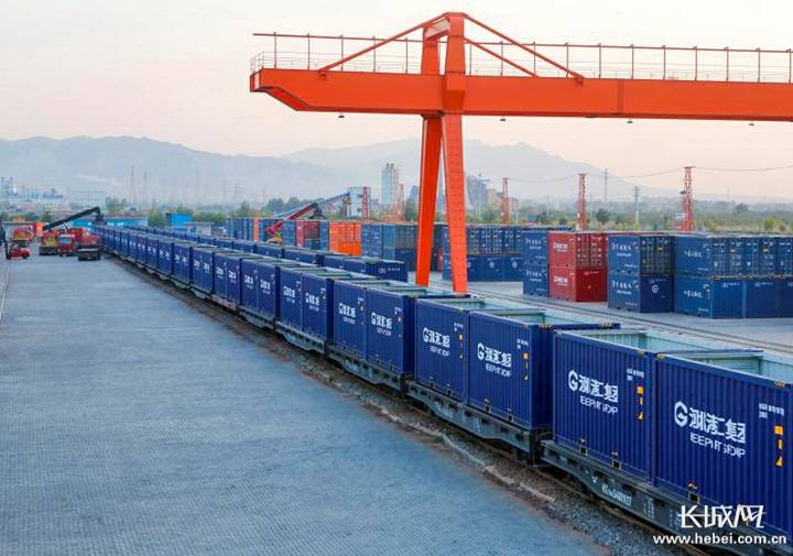 黄骅港至河北陆港铁路专用线首列敞顶集装箱专列开行