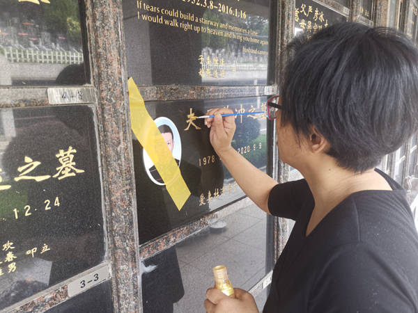 "在黑夜中抱紧你":一对重症夫妻在武汉生死相依_杜进