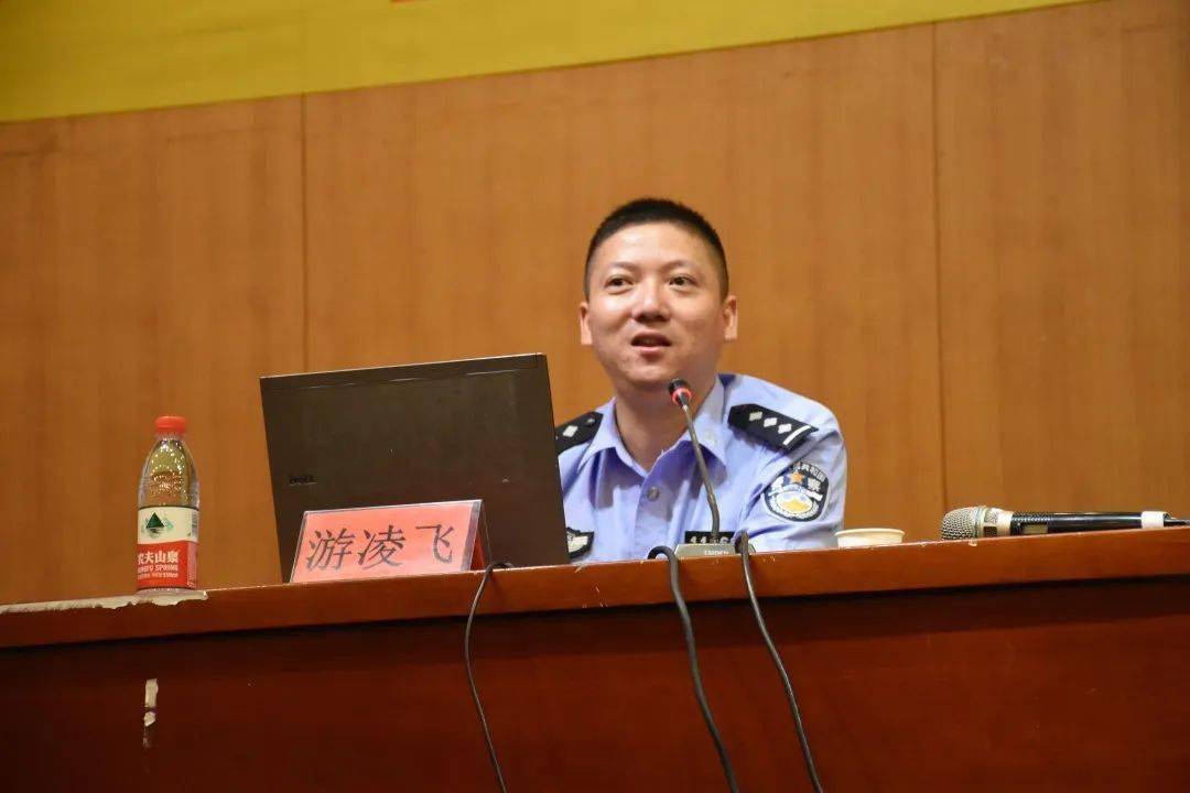 心有所信,方能行远|做好人民群众的"引路人,守护人,知心人"!_凌飞