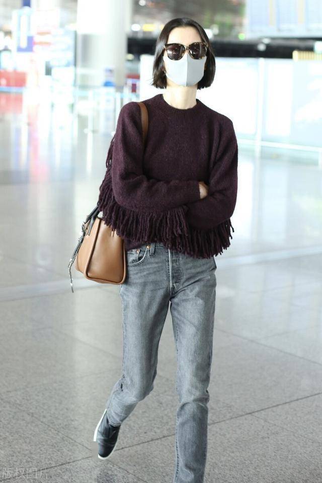 杜鹃现身机场,穿针织衫搭配牛仔裤,墨镜短发依旧干练