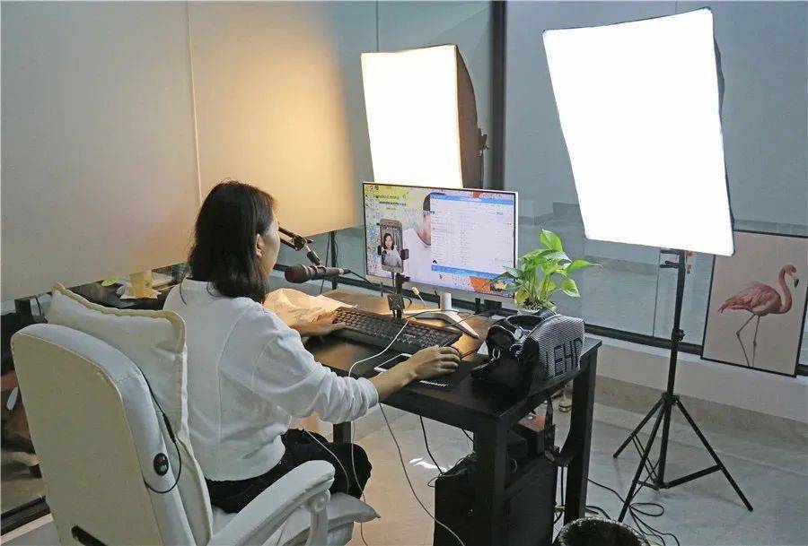 而在直播大厅后的办公区,新签约的主播正对着电脑练习直播,同时,专业