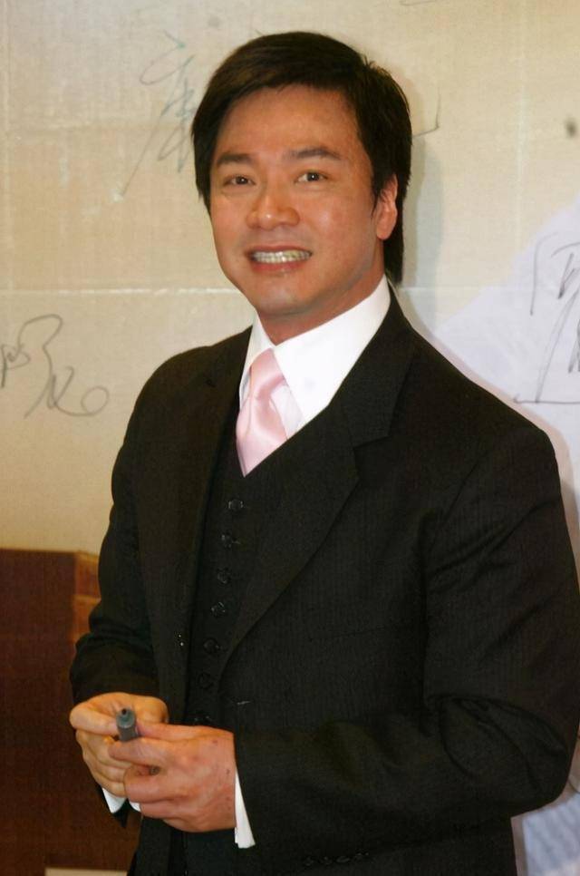 他是成龙恩人,曾和林心如同居8年,60岁娶35岁娇妻严重发福_唐季礼