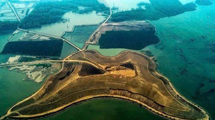 800多台套设备超过1500名工人在宿鸭湖畔填筑人工岛一派繁忙景象