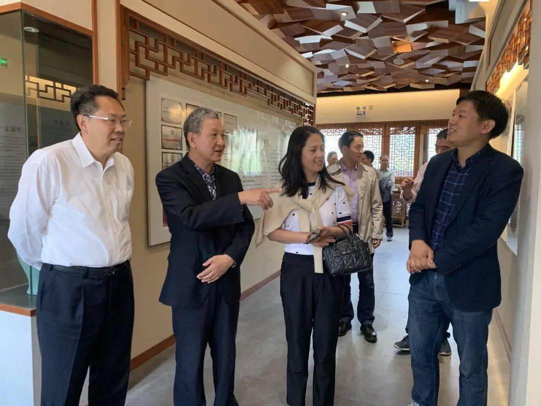 王东法副局长和绍兴市气象局王德鸿局长的陪同下到我局开展茶叶气象