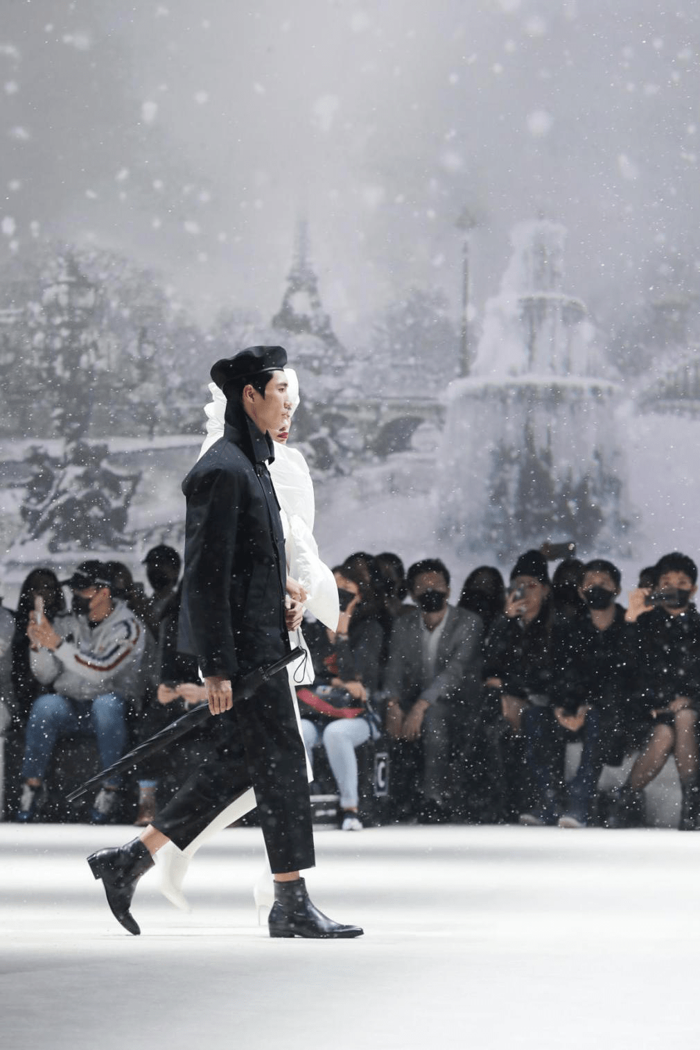 波司登再邀高缇耶打破时尚壁垒引爆时尚圈暖冬大秀