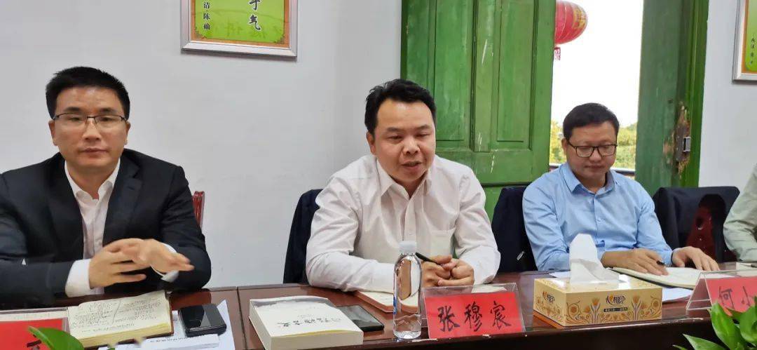 期间,道县文体旅广局党组书记黄鑫陪同文博堂专家组走访了道县梅花镇