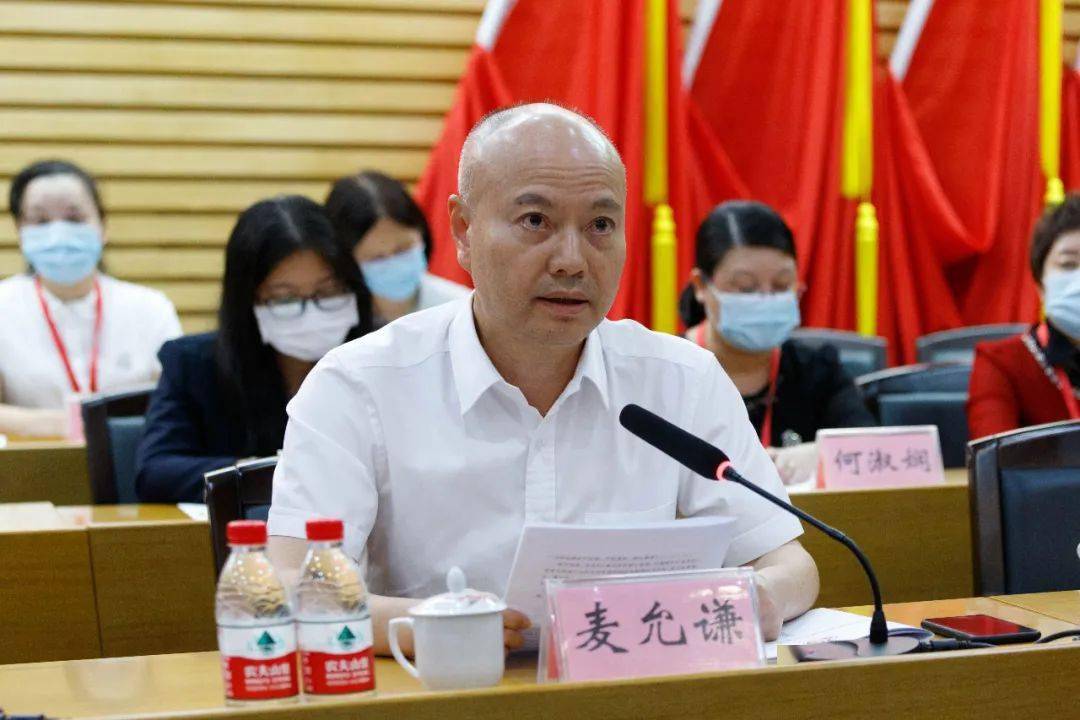 会上,黄伟青代表市妇联向大会的召开表示祝贺,充分肯定了莞城各级妇联