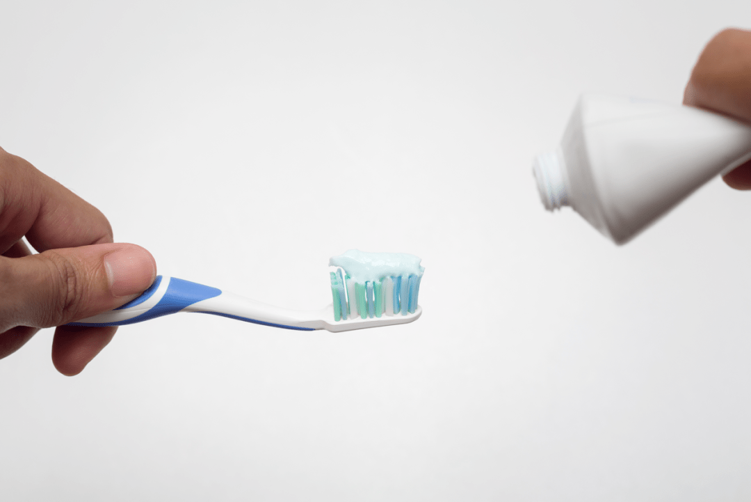 而且普通牙膏中通常含有研磨剂成分,长期使用很容易会在假牙表面形成