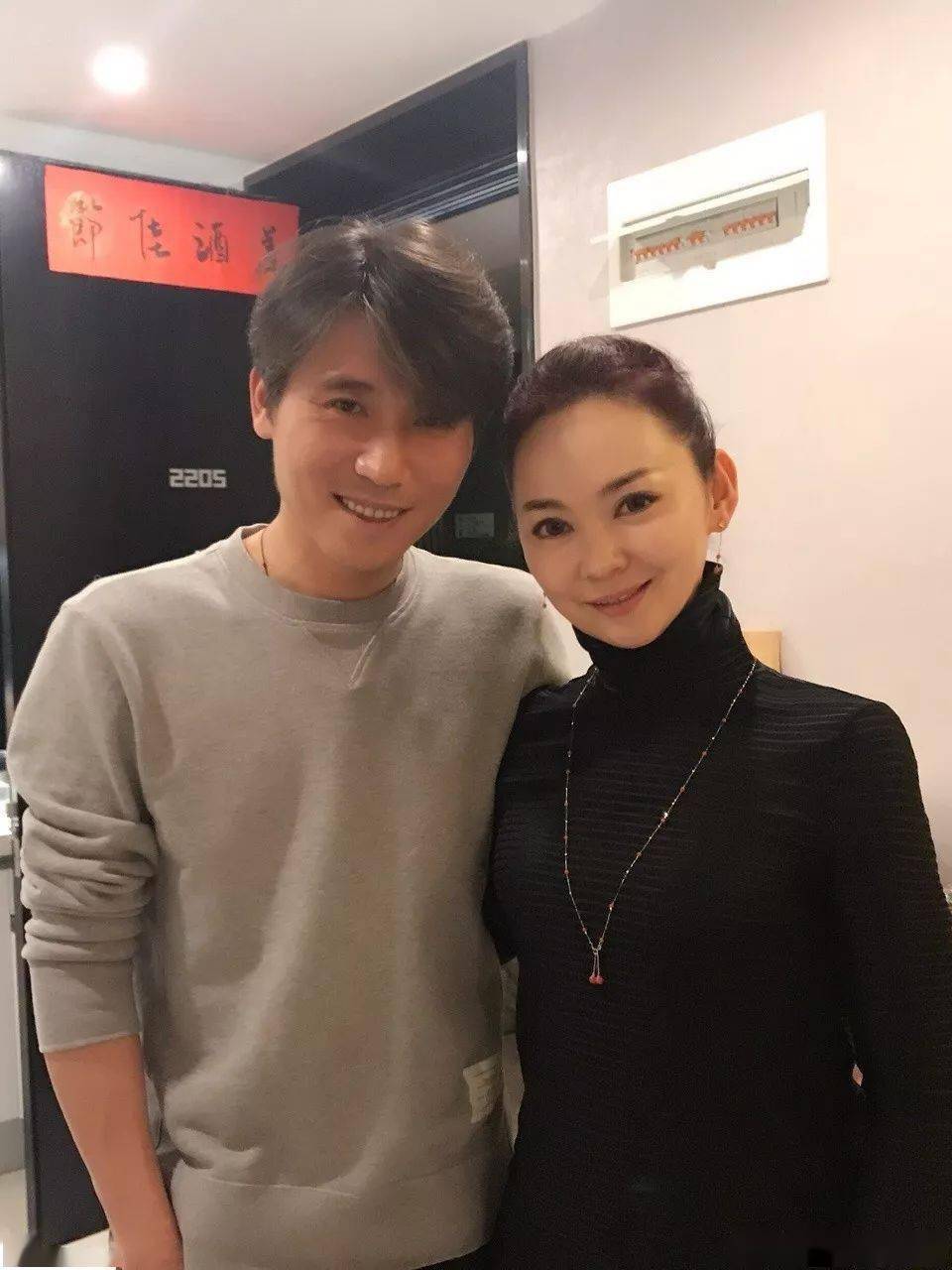 她是蒙古公主却放下身份北漂,如今与帅气老公甜蜜生活~_哈琳